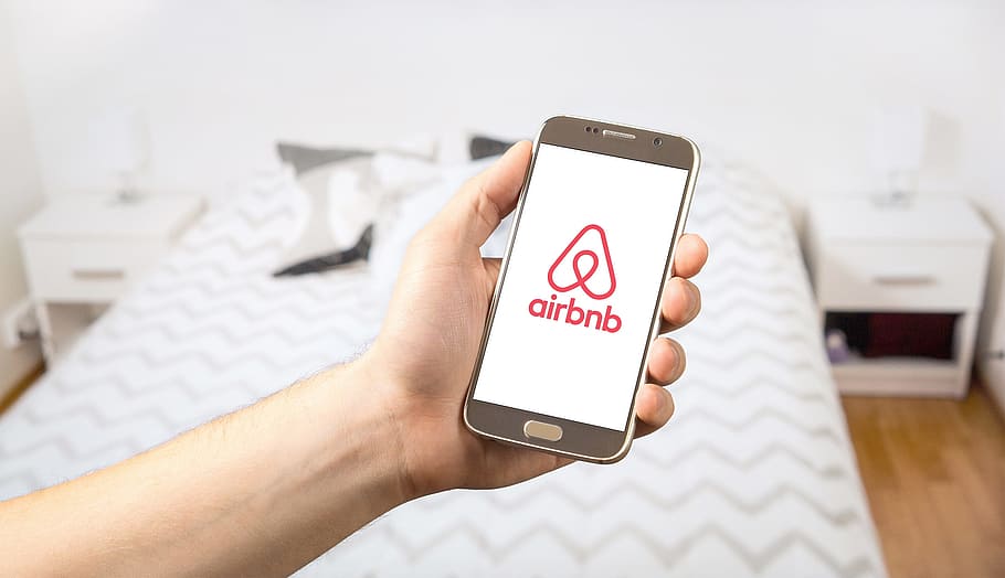 que cobra airbnb